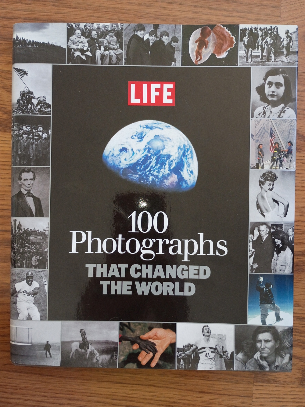 100 Photographs That Changed The World - Black Cover